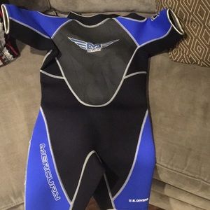 Short sleeve wetsuit worn once in a pool